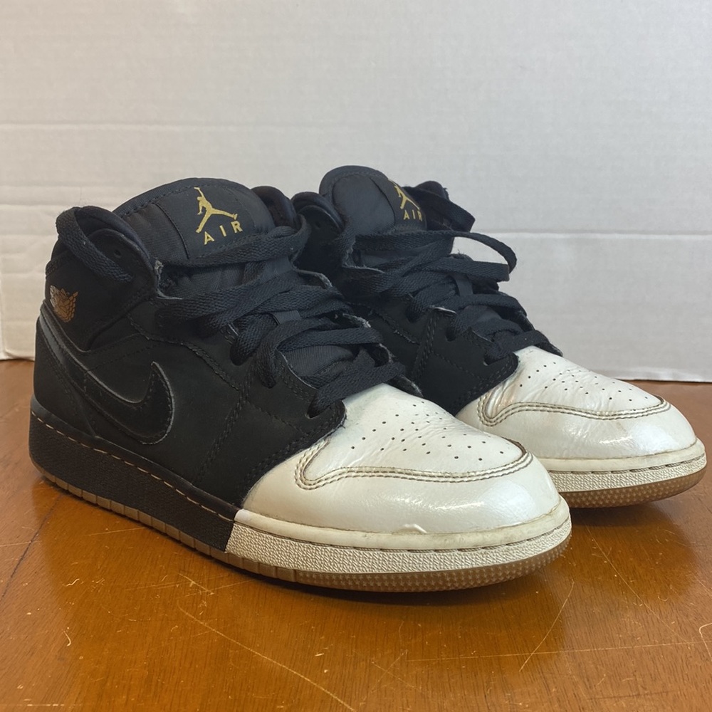 Nike Air Jordan 1 Mid Retro Size 5.5Y - Picture 2 of 11